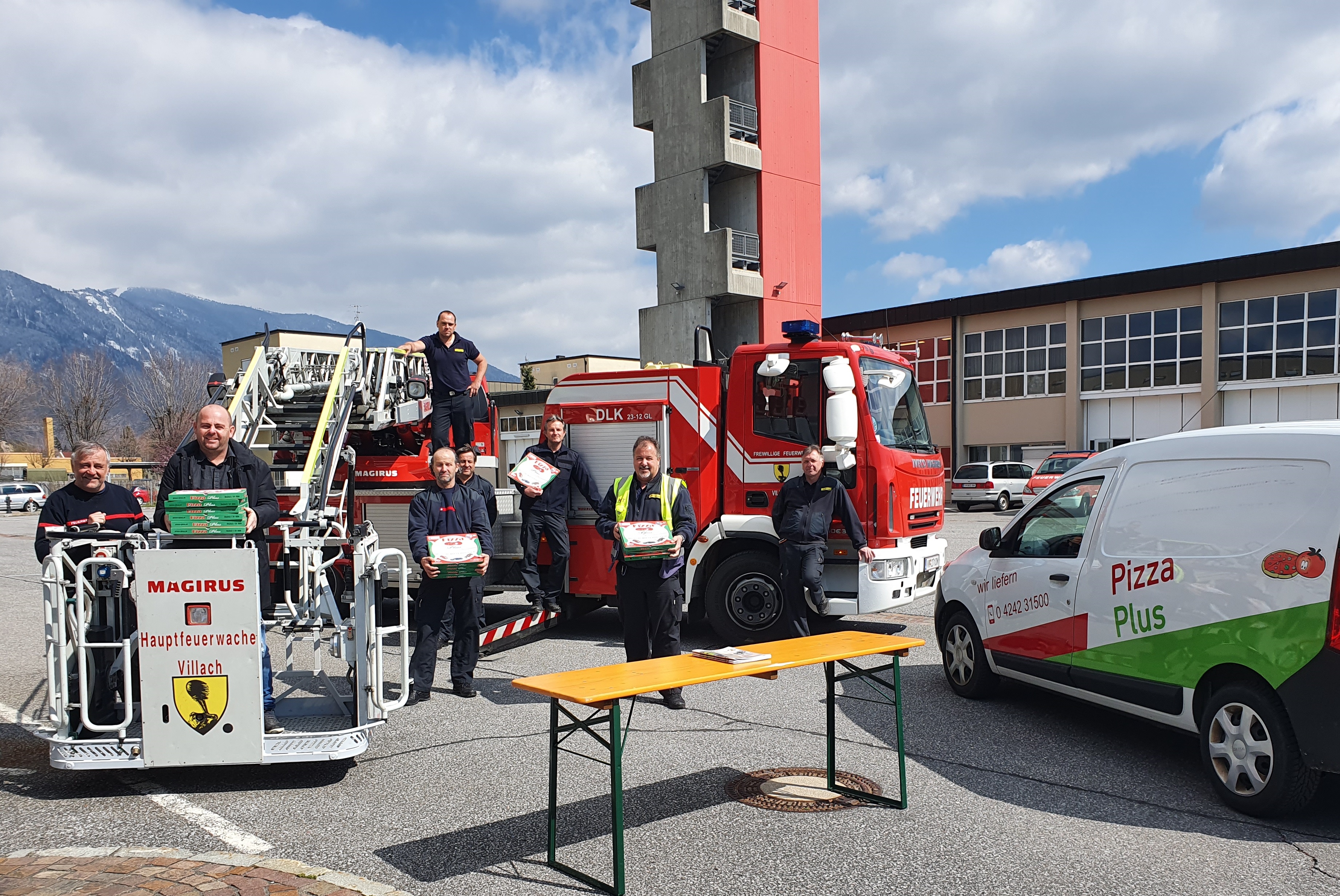 Übergabe an die Feuerwehrkameraden 
